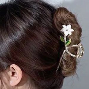 NWOT ELEGANT WHITE LILY HAIR ACCESSORY